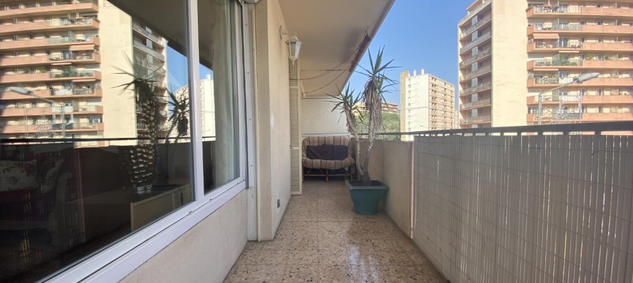 En Corse à Ajaccio dans le secteur du Loretto, quartier des Palmiers, un F2 de 60m²
