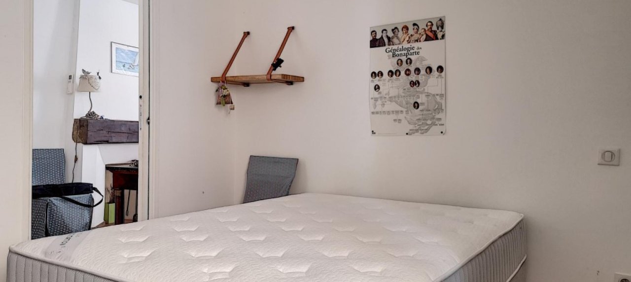 F2 meublé à louer au cœur de la ville d'Ajaccio chambre
