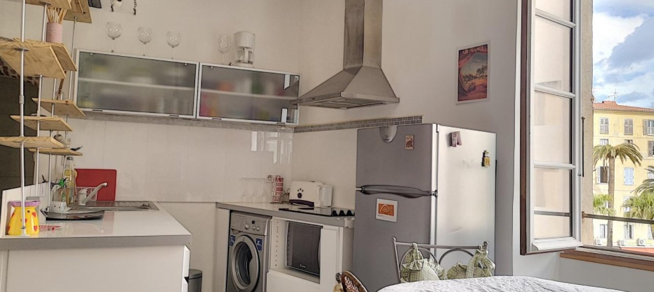 F2 meublé à louer au cœur de la ville d'Ajaccio  coin cuisine 