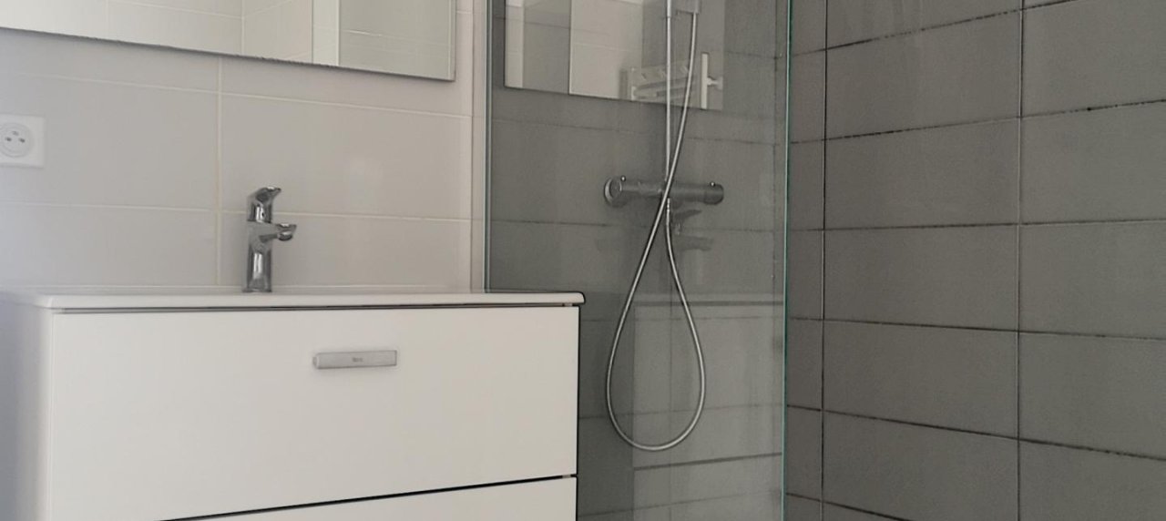 F2 à louer La Palmeraie salle de douche