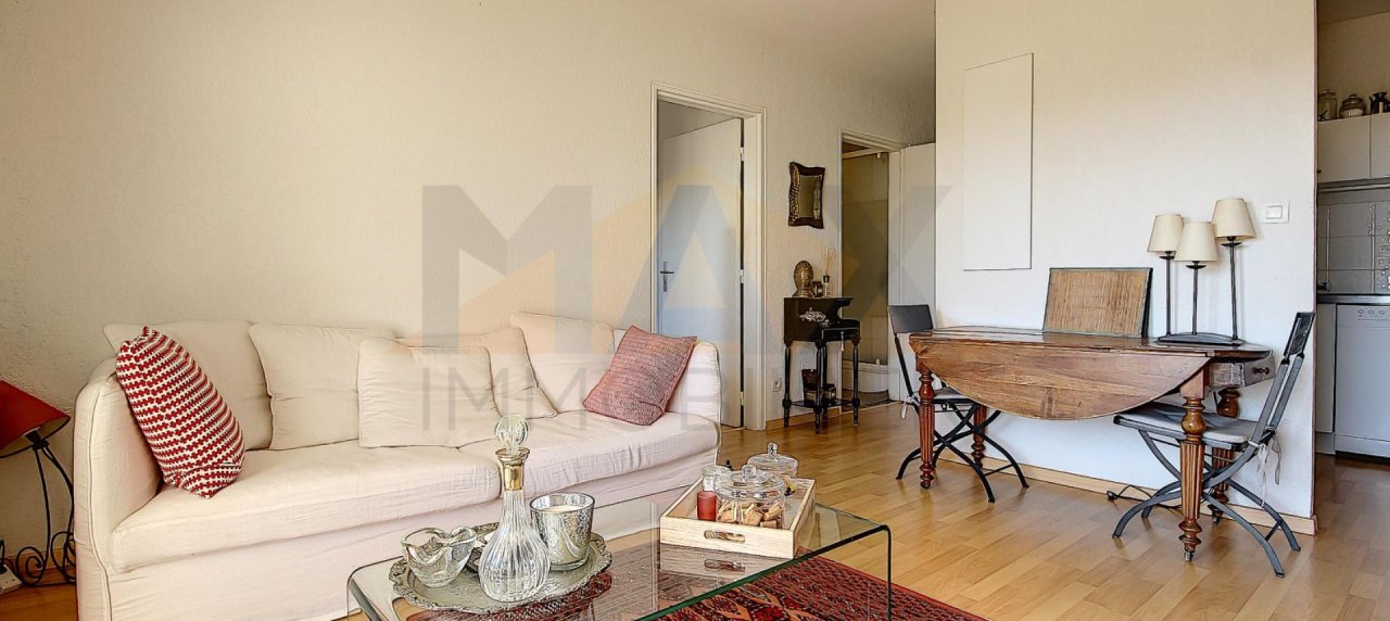 En Corse, à Ajaccio, Sur la route des Sanguinaires, A vendre appartement de type F2 avec terrasse vue mer dans un immeuble récent