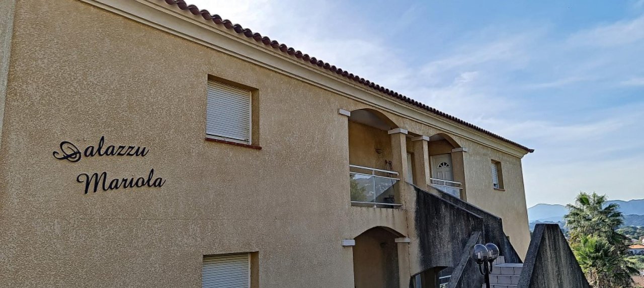 F2 à louer plaine de Peri immeuble 