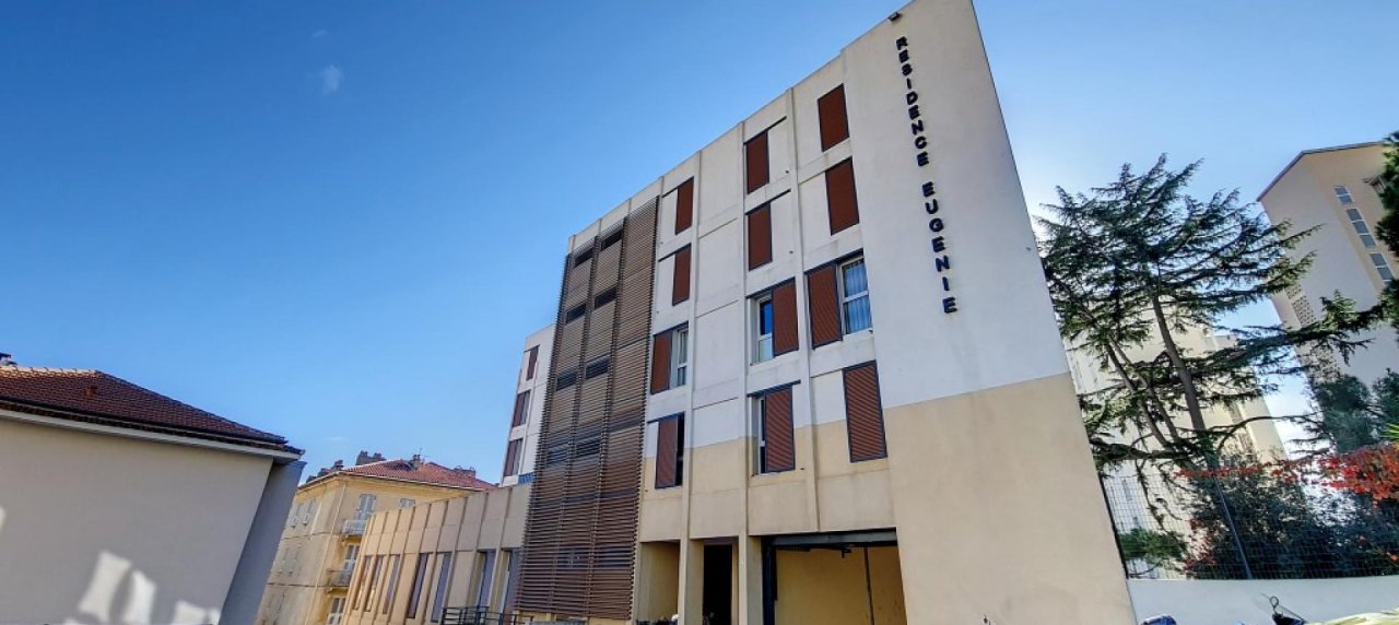 F2 à louer Impératrice Eugenie vue immeuble 
