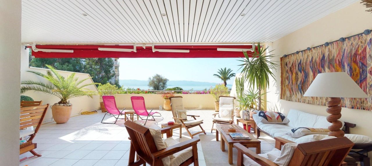 AJACCIO, Résidence du Parc Impérial, F3 de 80m2 vue mer, magnifique terrasse