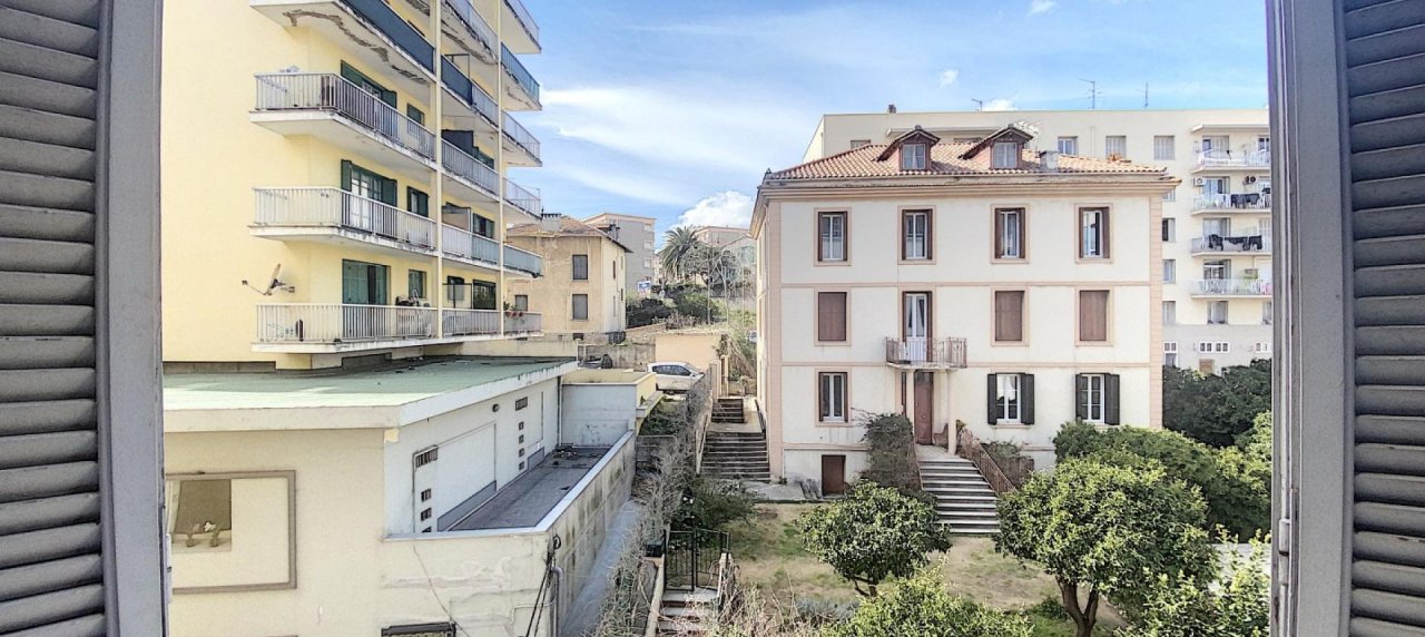 F3 à vendre Cours Napoléon- Ajaccio centre Ville