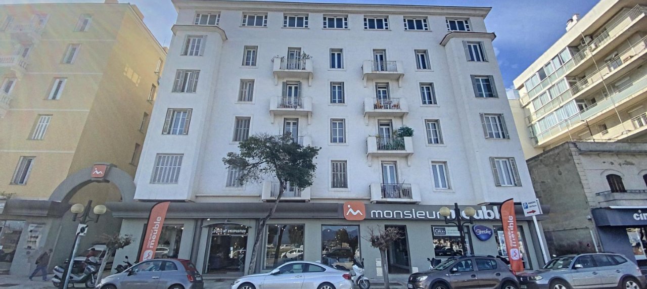 F3 à vendre Cours Napoléon- Ajaccio centre Ville