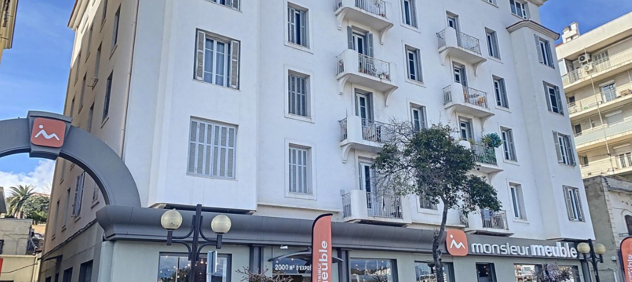 F3 à vendre Cours Napoléon- Ajaccio centre Ville