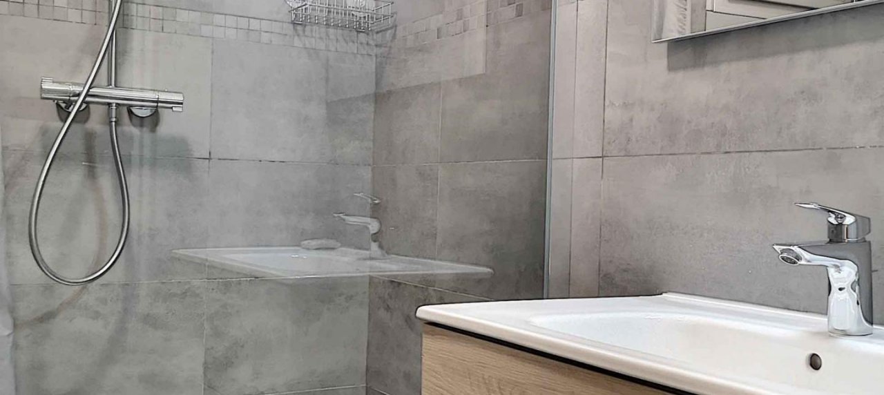 F3  meublé à louer Finosello SALLE DE BAINS 