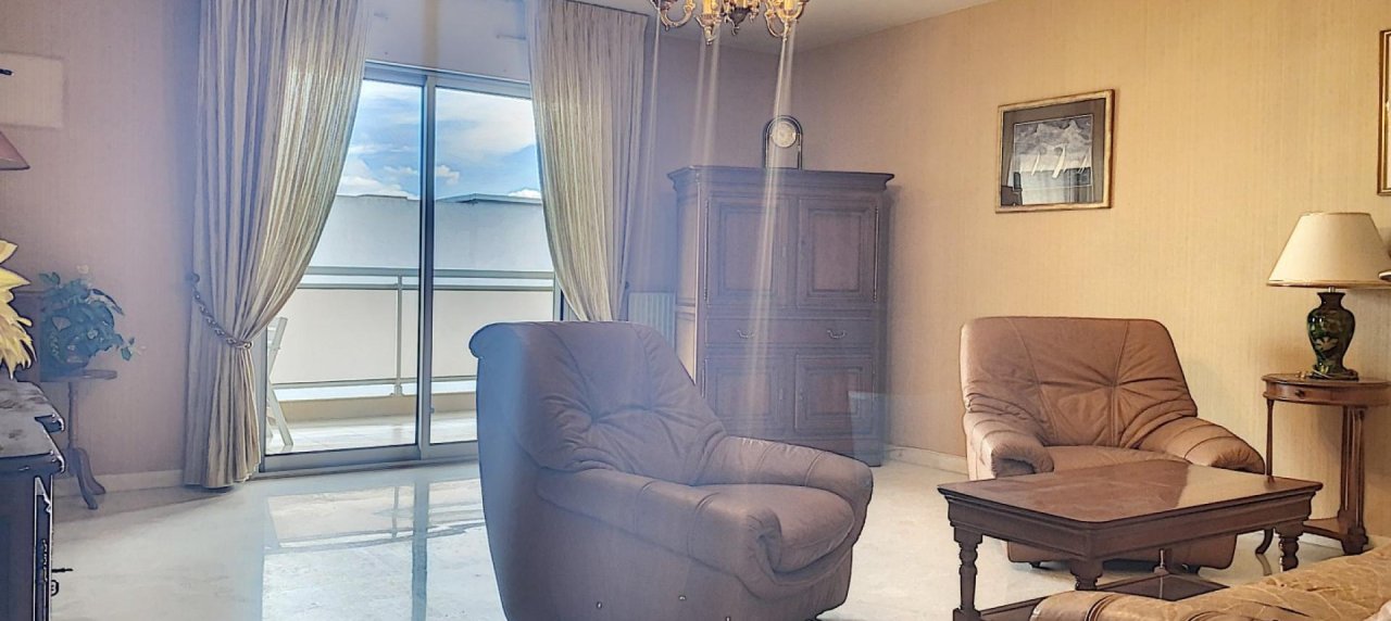 En Corse à Ajaccio, un appartement de type F3 traversant de 82 m², vue mer !