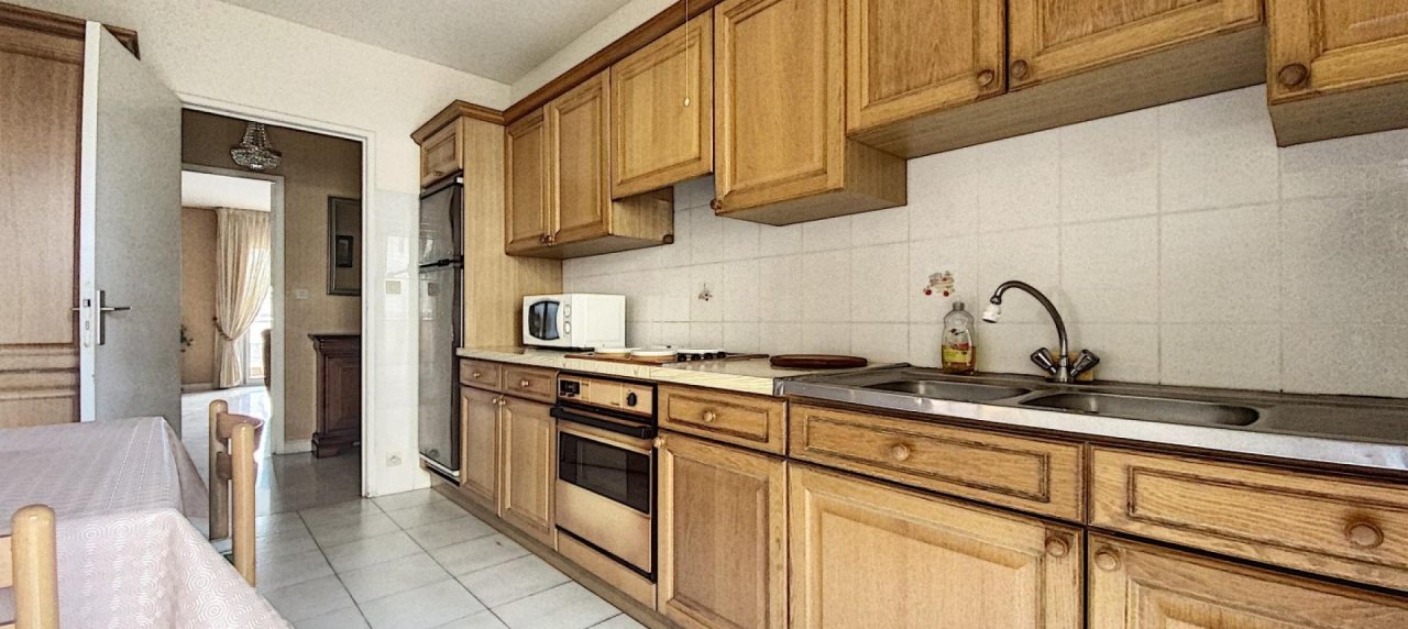 En Corse à Ajaccio, un appartement de type F3 traversant de 82 m², vue mer ! 
