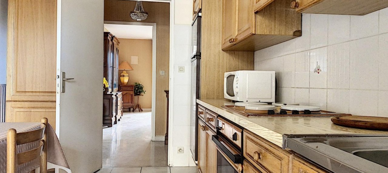 En Corse à Ajaccio, un appartement de type F3 traversant de 82 m², vue mer ! 