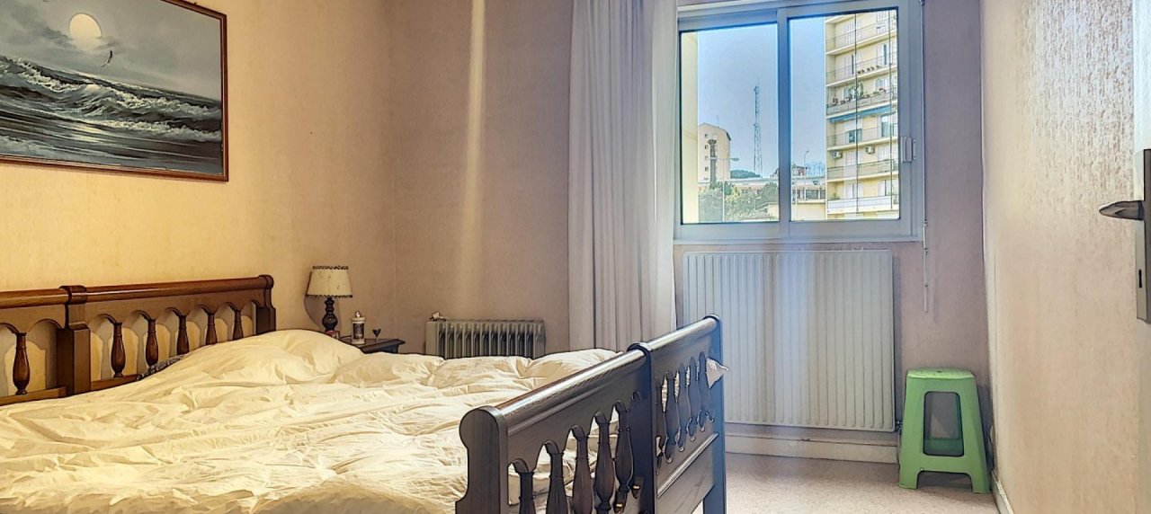 En Corse à Ajaccio, un appartement de type F3 traversant de 82 m², vue mer ! 