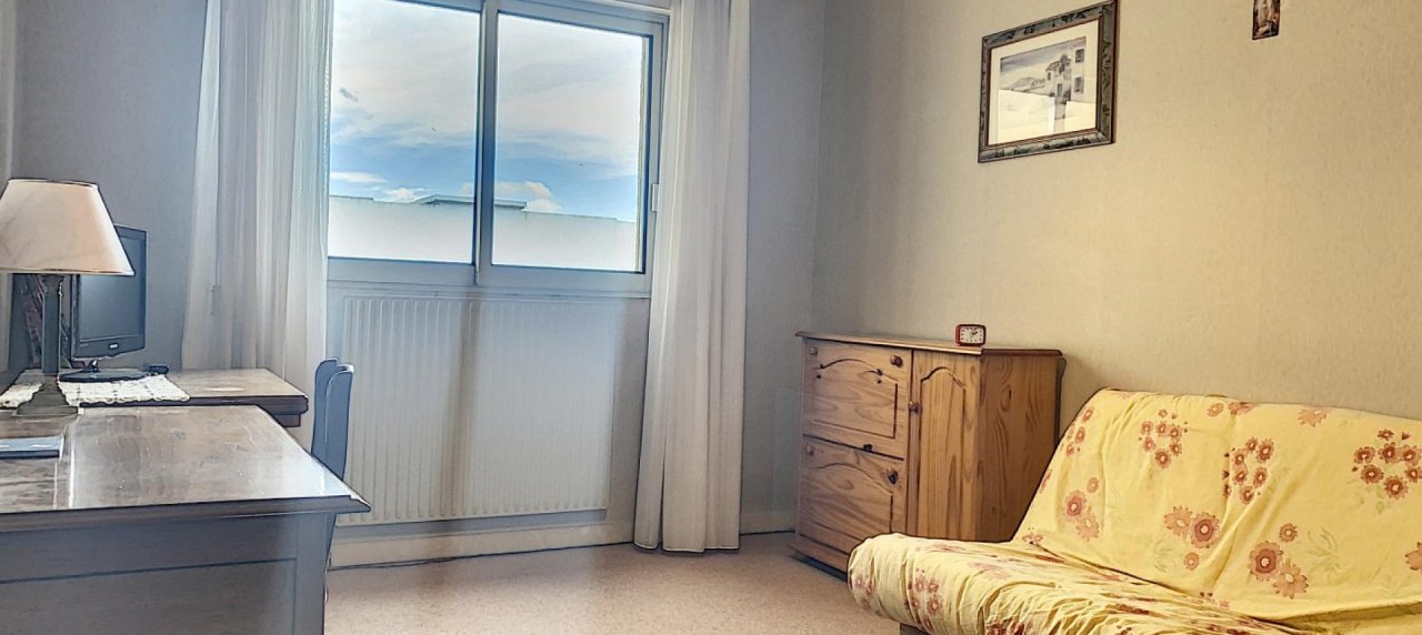 En Corse à Ajaccio, un appartement de type F3 traversant de 82 m², vue mer ! 