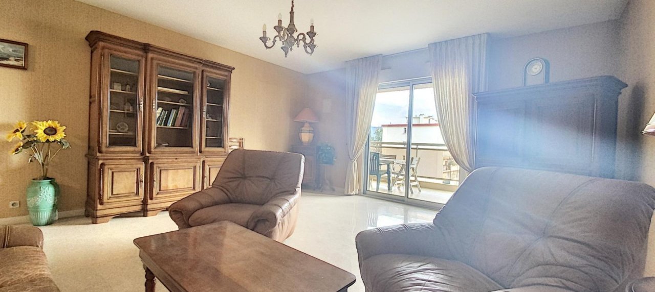 En Corse à Ajaccio, un appartement de type F3 traversant de 82 m², vue mer !