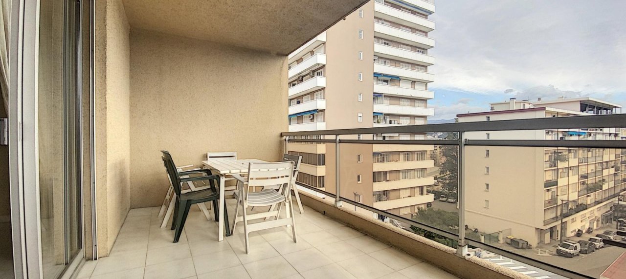 En Corse à Ajaccio, un appartement de type F3 traversant de 82 m², vue mer !