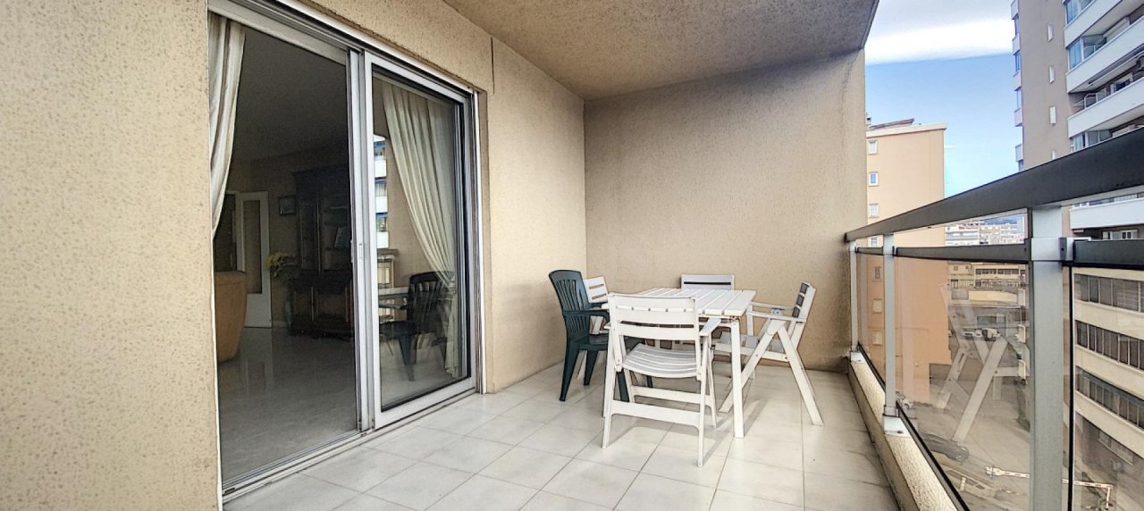 En Corse à Ajaccio, un appartement de type F3 traversant de 82 m², vue mer ! 