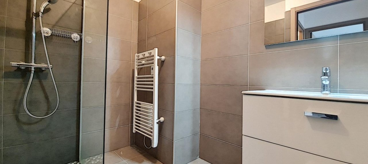 F3 à louer LA PALMERAIE salle de douche 