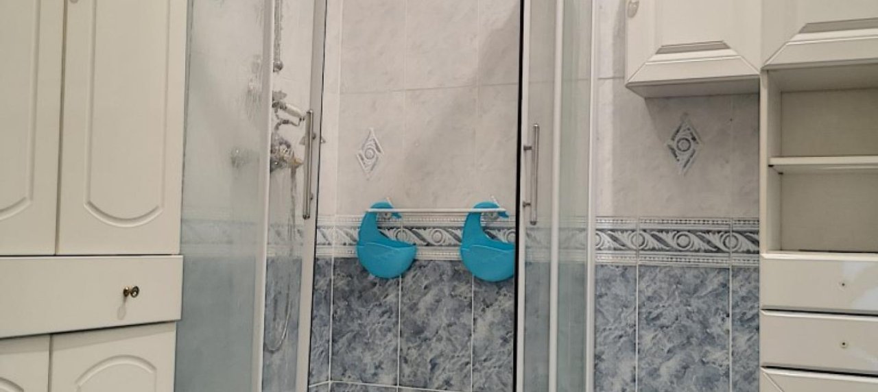 F3  à louer Place du marché salle de douche