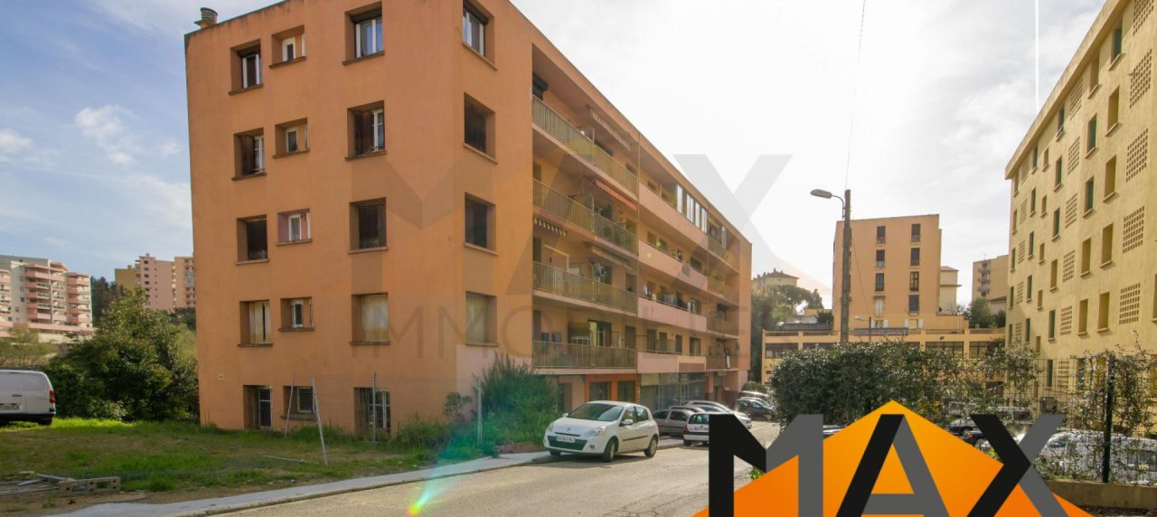 F4 à vendre rénové avec terrasse à l'entrée de la ville d'Ajaccio
