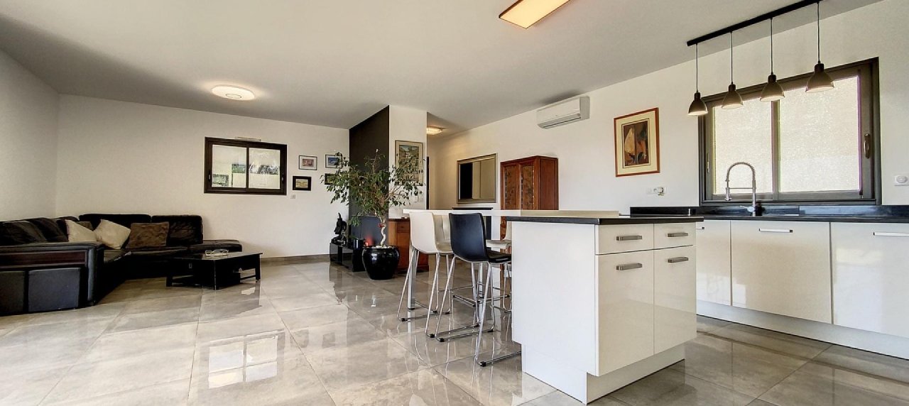 Vente d'un F4 de standing avec jardin près d'Ajaccio à ALATA