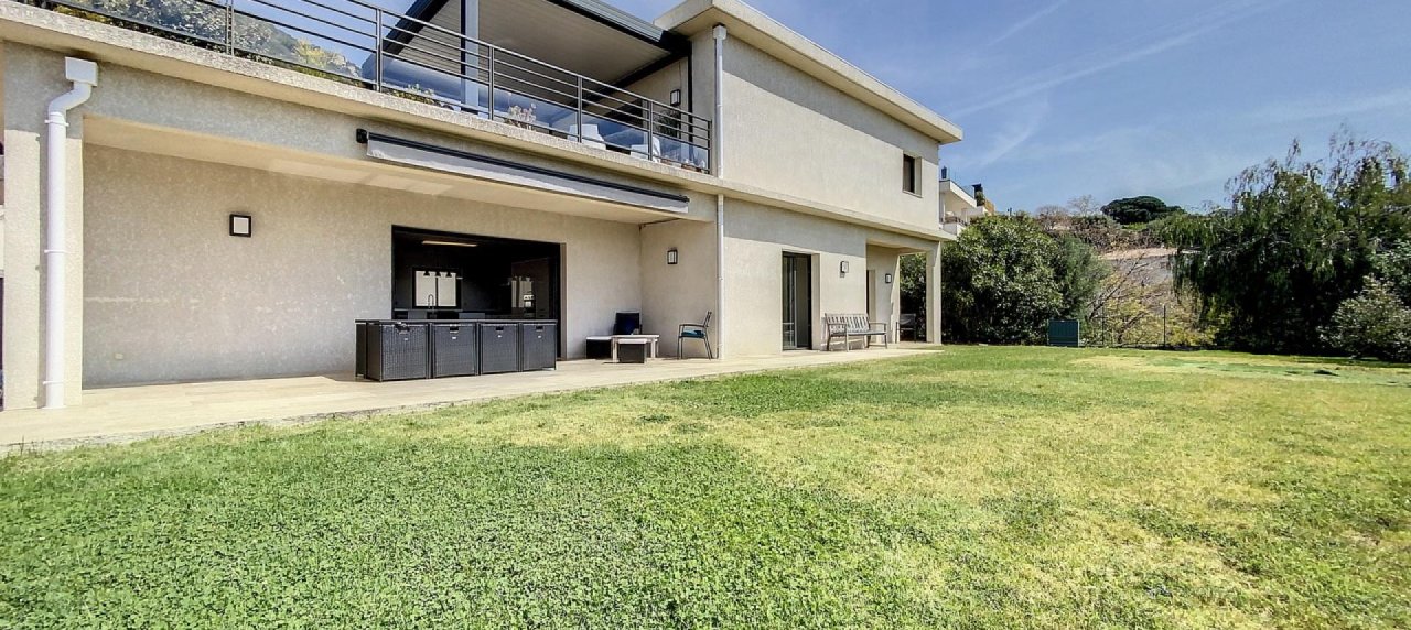 Vente d'un F4 de standing avec jardin près d'Ajaccio à ALATA