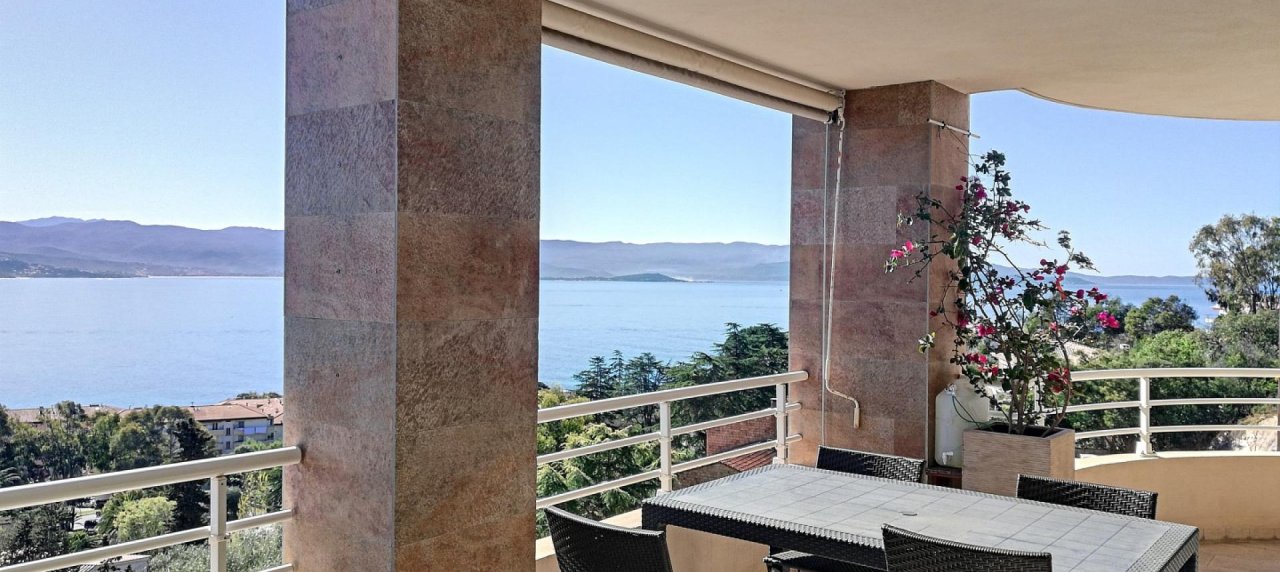 Superbe F4 de standing à vendre vue mer panoramique parc Berthault à Ajaccio, 32m² de terrasse plein sud
