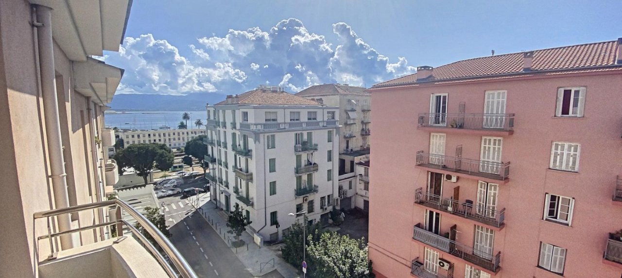 A vendre, un appartement T5 Duplex récent de standing cours Napoléon - Ajaccio