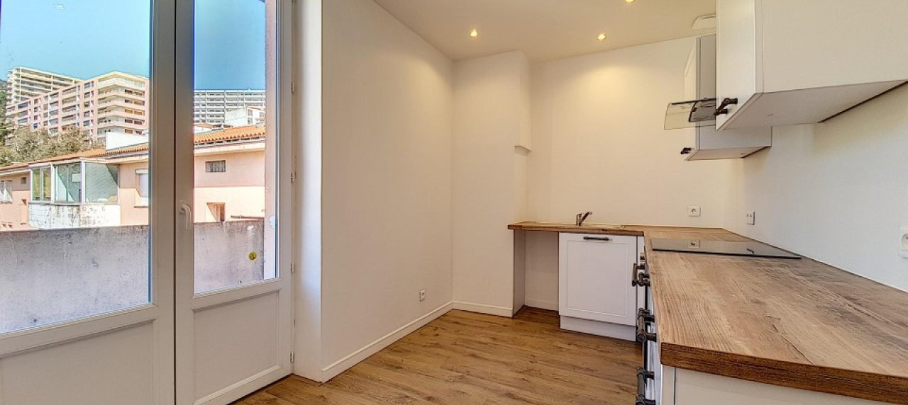 F5 DUPLEX REFAIT A NEUF, MAGNIFIQUE VUE SUR LA MER, PROCHE PLAGE ET COMMODITES