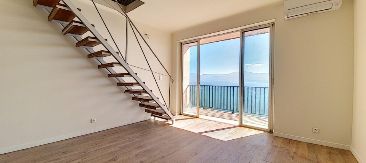 F5 DUPLEX REFAIT A NEUF, MAGNIFIQUE VUE SUR LA MER, PROCHE PLAGE ET COMMODITES