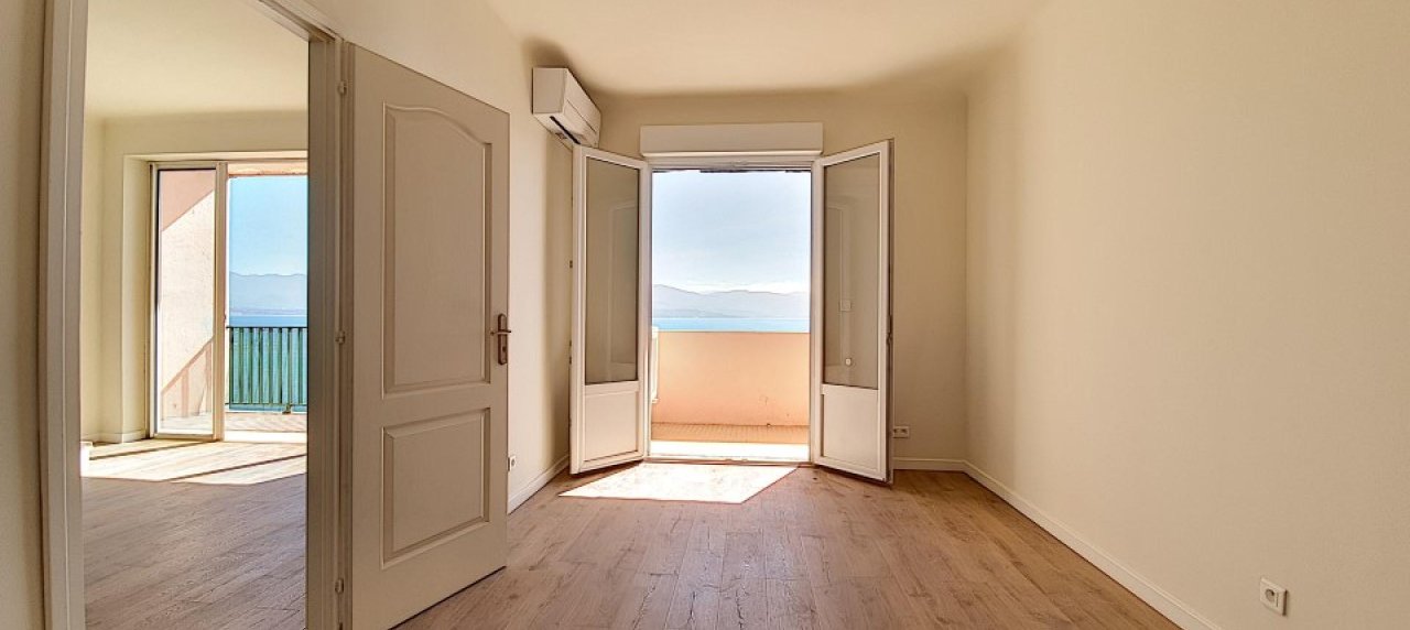 F5 DUPLEX REFAIT A NEUF, MAGNIFIQUE VUE SUR LA MER, PROCHE PLAGE ET COMMODITES