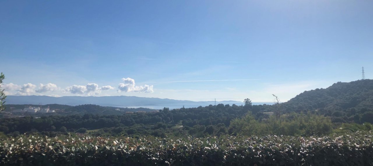 ALATA, villa récente de type F5 - terrain de 1500m² avec piscine.