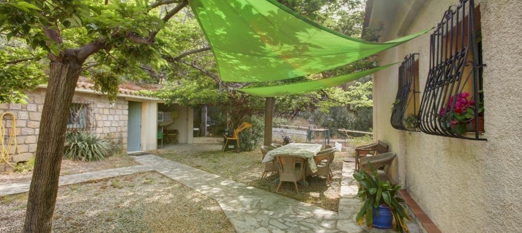 En Corse, à Ajaccio, vente d'une villa de 350 m² avec piscine et vue mer