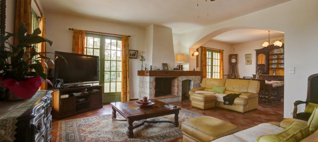 En Corse, à Ajaccio, vente d'une villa de 350 m² avec piscine et vue mer
