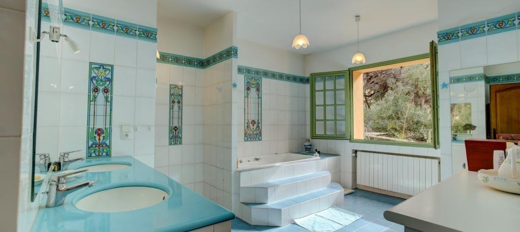 En Corse, à Ajaccio, vente d'une villa de 350 m² avec piscine et vue mer
