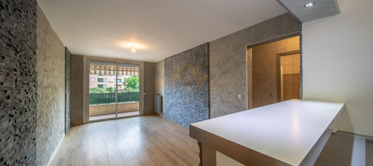 En Corse, à Ajaccio, quartier des PADULES, à vendre beau F3 au 2éme étage avec ascenseur et terrasse.