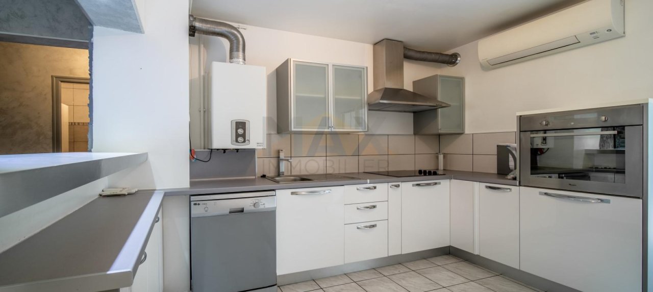 En Corse, à Ajaccio, quartier des PADULES, à vendre beau F3 au 2éme étage avec ascenseur et terrasse.