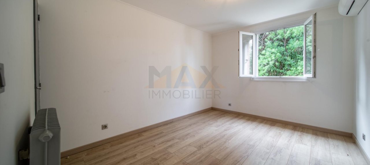 En Corse, à Ajaccio, quartier des PADULES, à vendre beau F3 au 2éme étage avec ascenseur et terrasse.