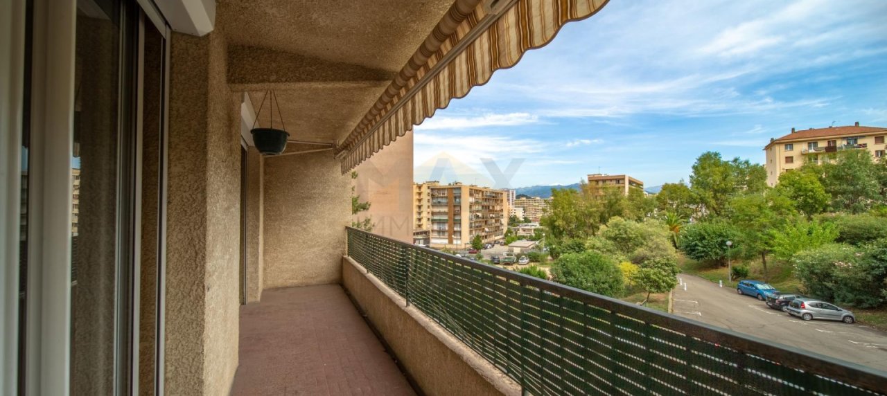 En Corse, à Ajaccio, quartier des PADULES, à vendre beau F3 au 2éme étage avec ascenseur et terrasse.