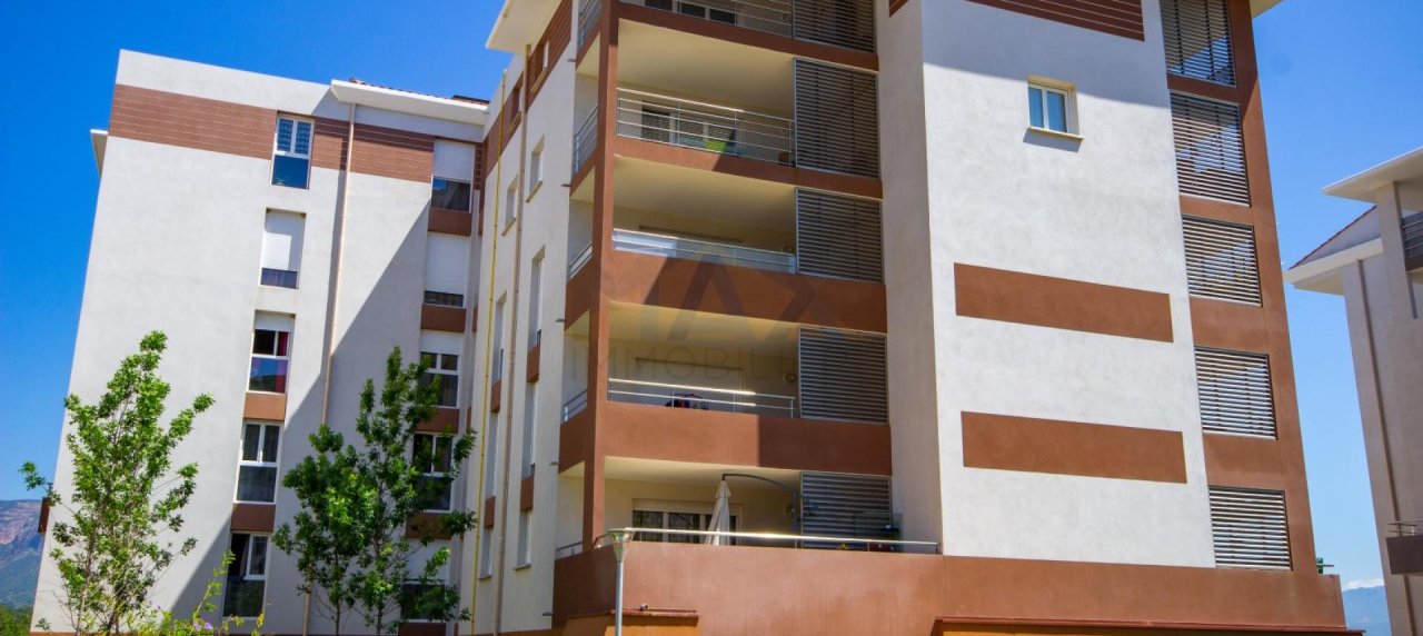 En Corse, à proximité d'AJACCIO, à SARROLA CARCOPINO, vente d'un appartement T3 de 67 m² avec terrasse de 11 m². Immeuble récent