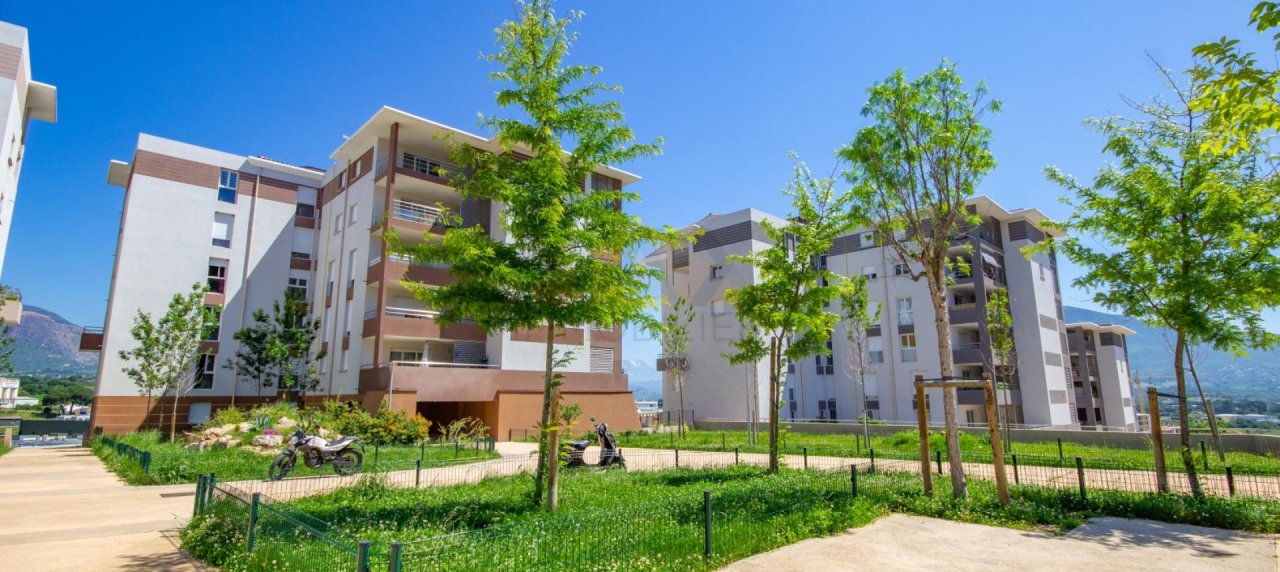 En Corse, à proximité d'AJACCIO, à SARROLA CARCOPINO, vente d'un appartement T3 de 67 m² avec terrasse de 11 m². Immeuble récent