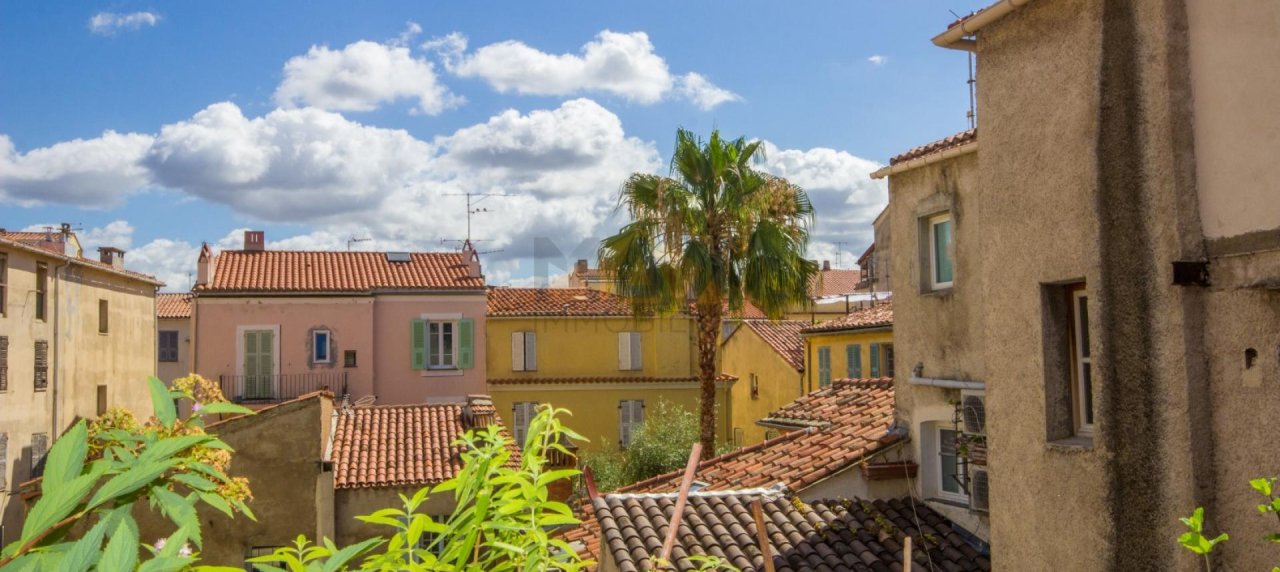 En Corse à Ajaccio, F3 de 85m² avec terrasse en Hyper Centre Ajaccio