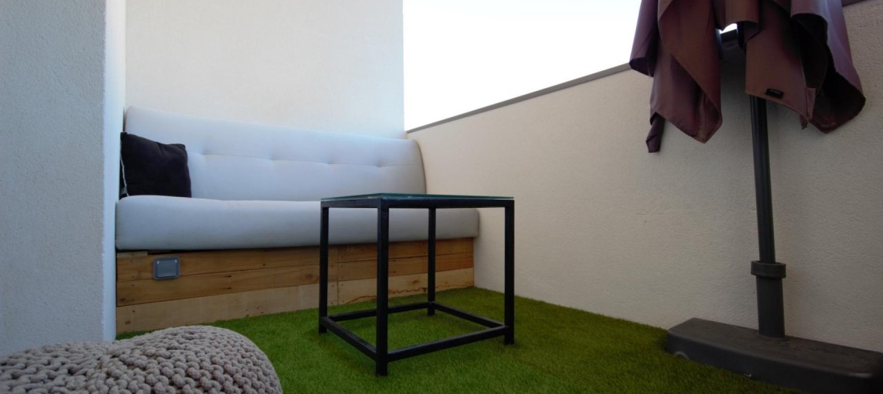 En Corse, A Ajaccio, sur la rocade, vente d’un F1 avec  terrasse dans une copropriété récente.