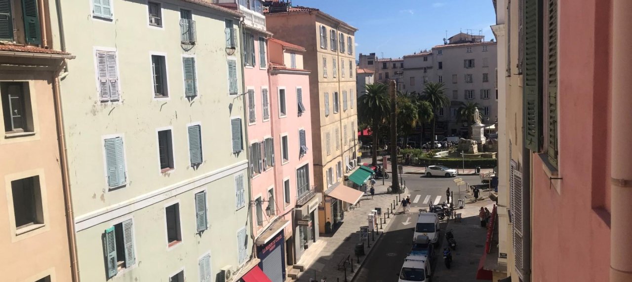 Dans l'Hyper-Centre d'Ajaccio, un grand F3 de 83 m²