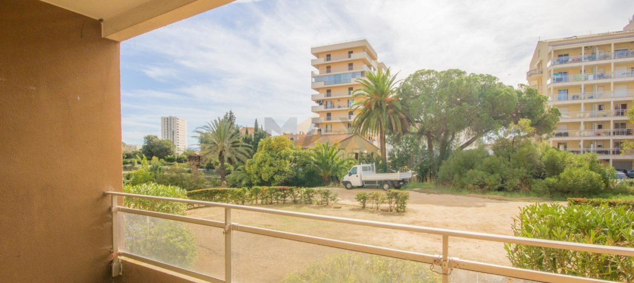 En Corse à Ajaccio, a proximité du centre ville, MAX IMMOBILIER vous propose un F4 de  95m² avec une terrasse de 9m².
