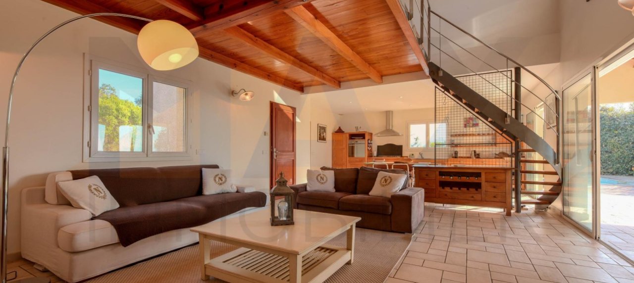 ALATA, villa récente de type F5 - terrain de 1500m² avec piscine.