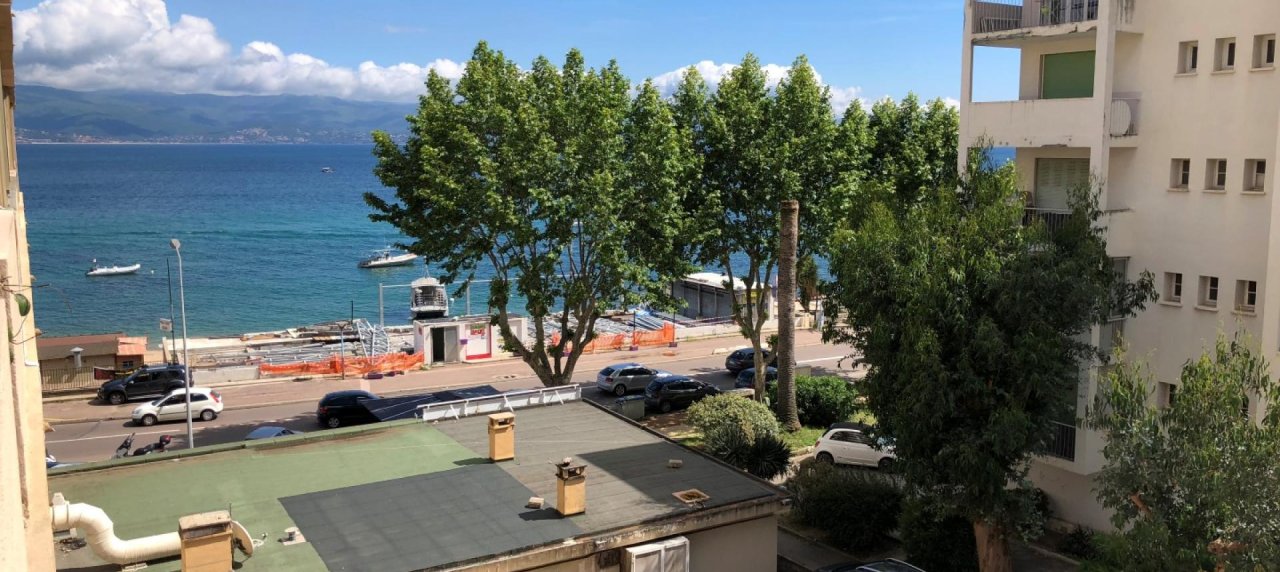 En Corse à Ajaccio, dans le quartier de l'Albert 1er, nous vous proposons un appartement de type un F1 avec vue mer et ascenseur