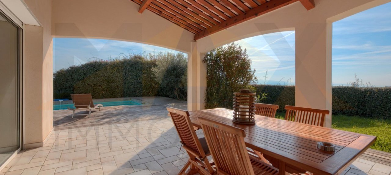 ALATA, villa récente de type F5 - terrain de 1500m² avec piscine.