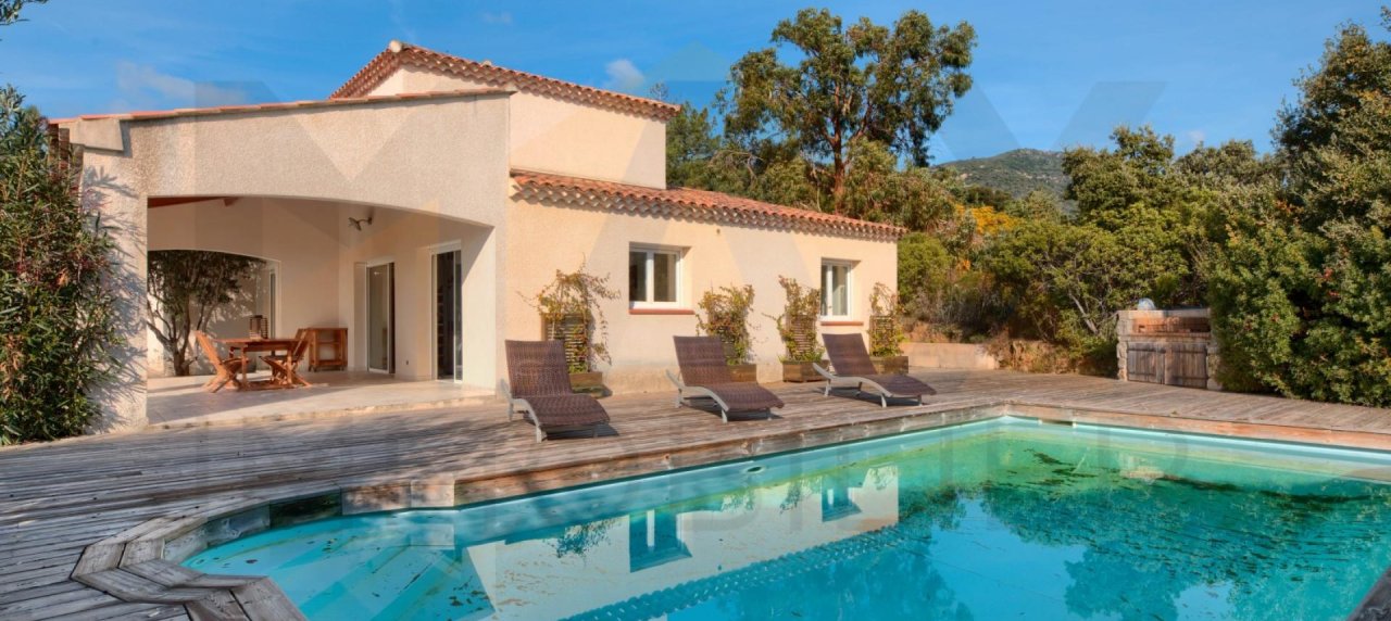 ALATA, villa récente de type F5 - terrain de 1500m² avec piscine.