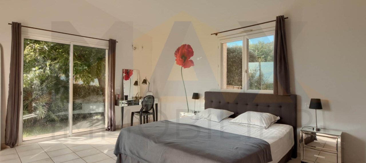 ALATA, villa récente de type F5 - terrain de 1500m² avec piscine.
