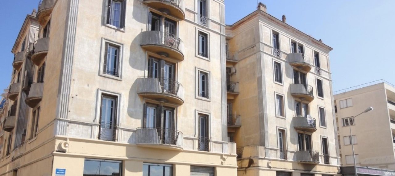 F3 à louer cours jean Nicoli immeuble
